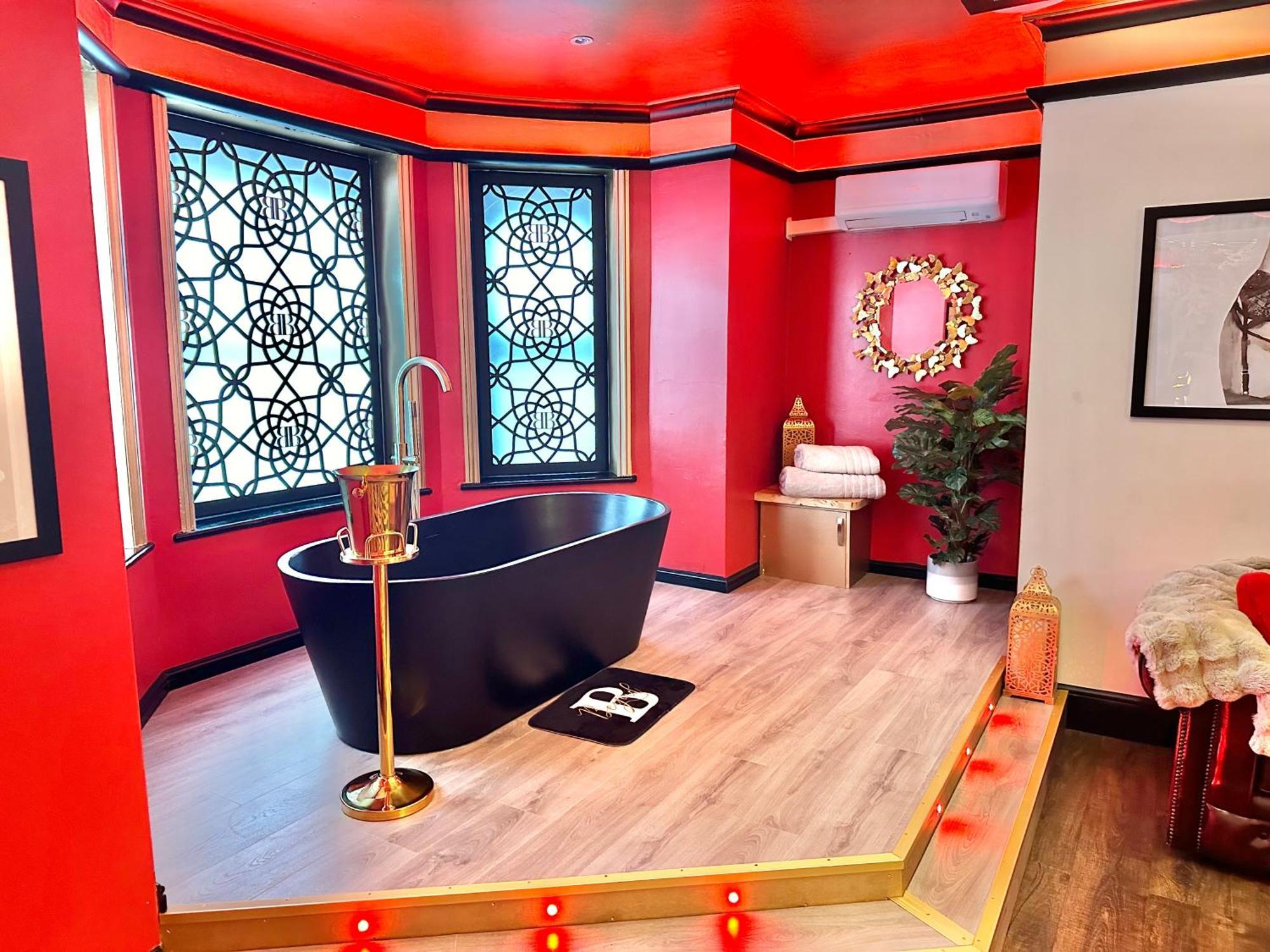 Beyond - Romantic Basement Apartment - Close To Beach - With Parking Bournemouth Exterior foto